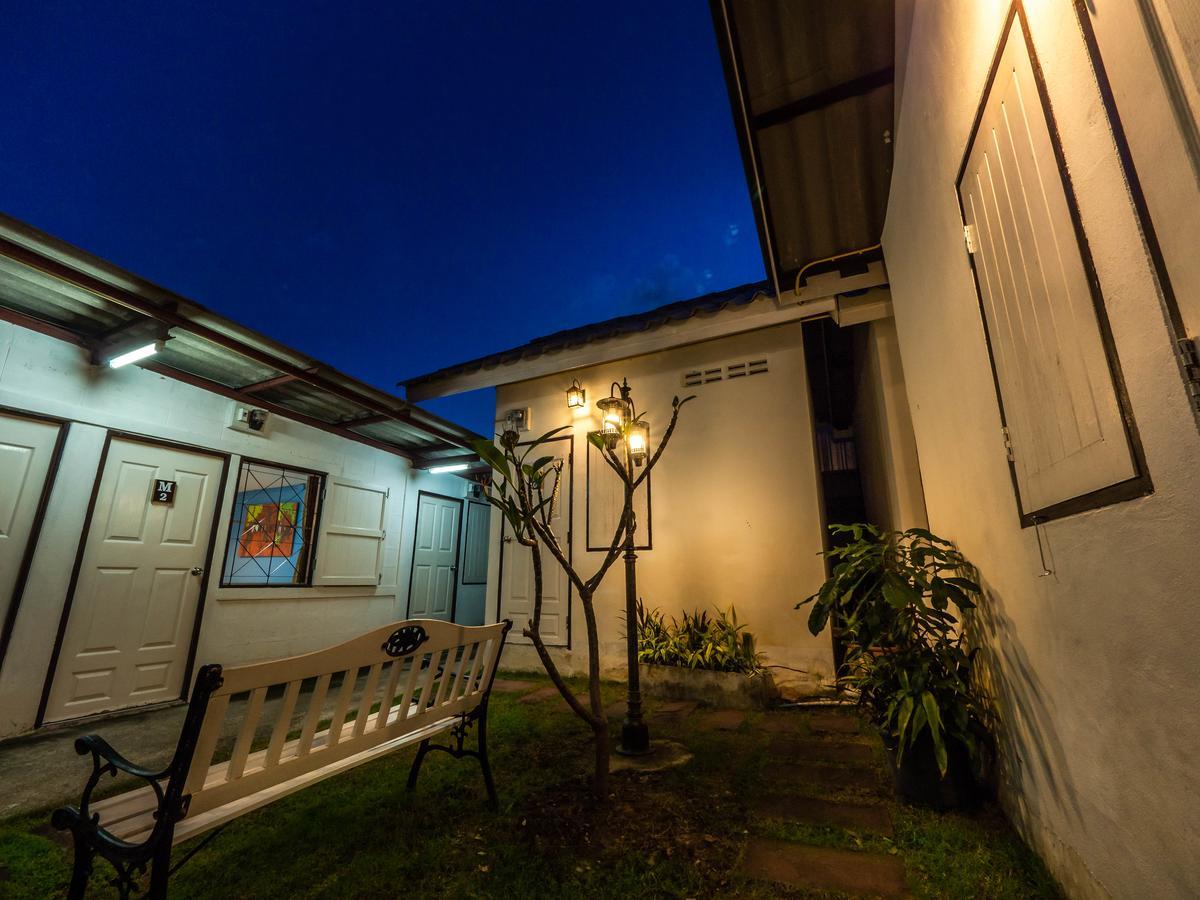 ホテル Tommy Huts チエンマイ エクステリア 写真